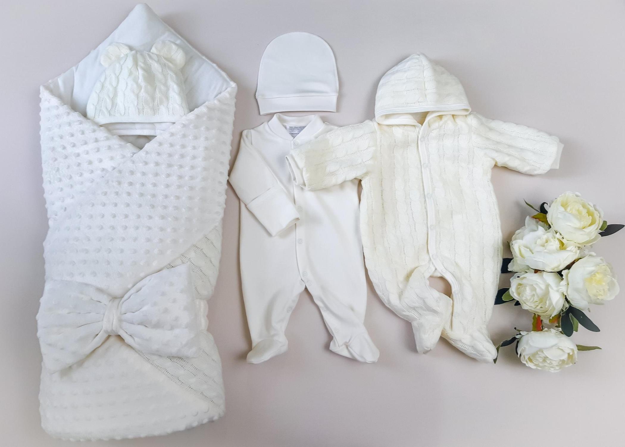 Что нужно новорожденному после выписки. Одежда на выписку для новорожденных. Комплект на выписку из роддома. Конверт на выписку. Летние комплекты на выписку для новорожденных.